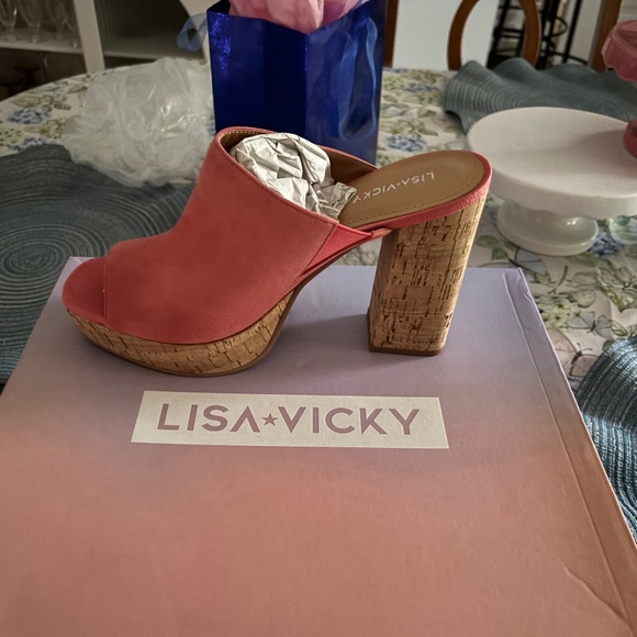 Lisa & Vicky - Picture 1 of 1